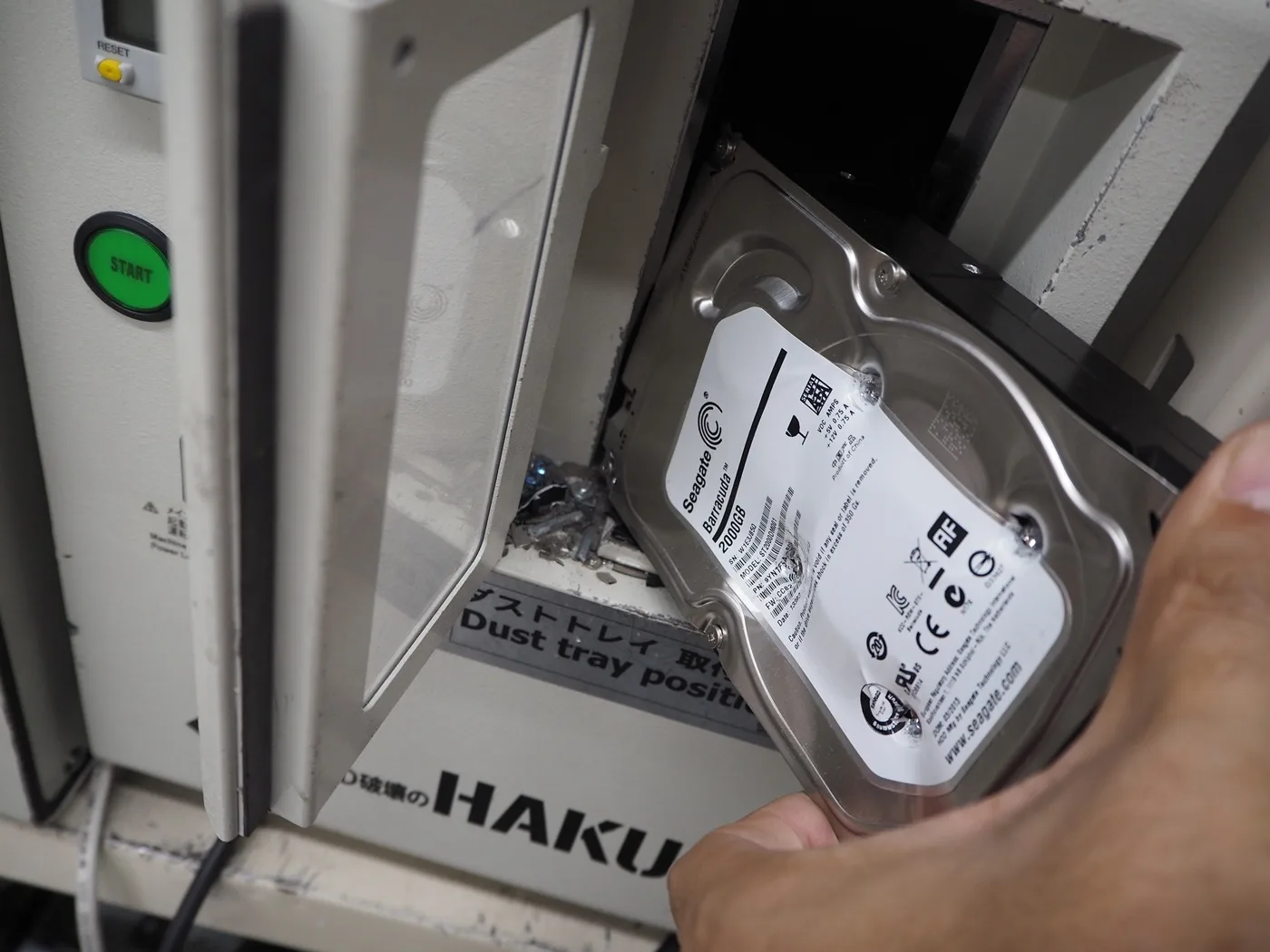 HDDを破壊機に投入する様子