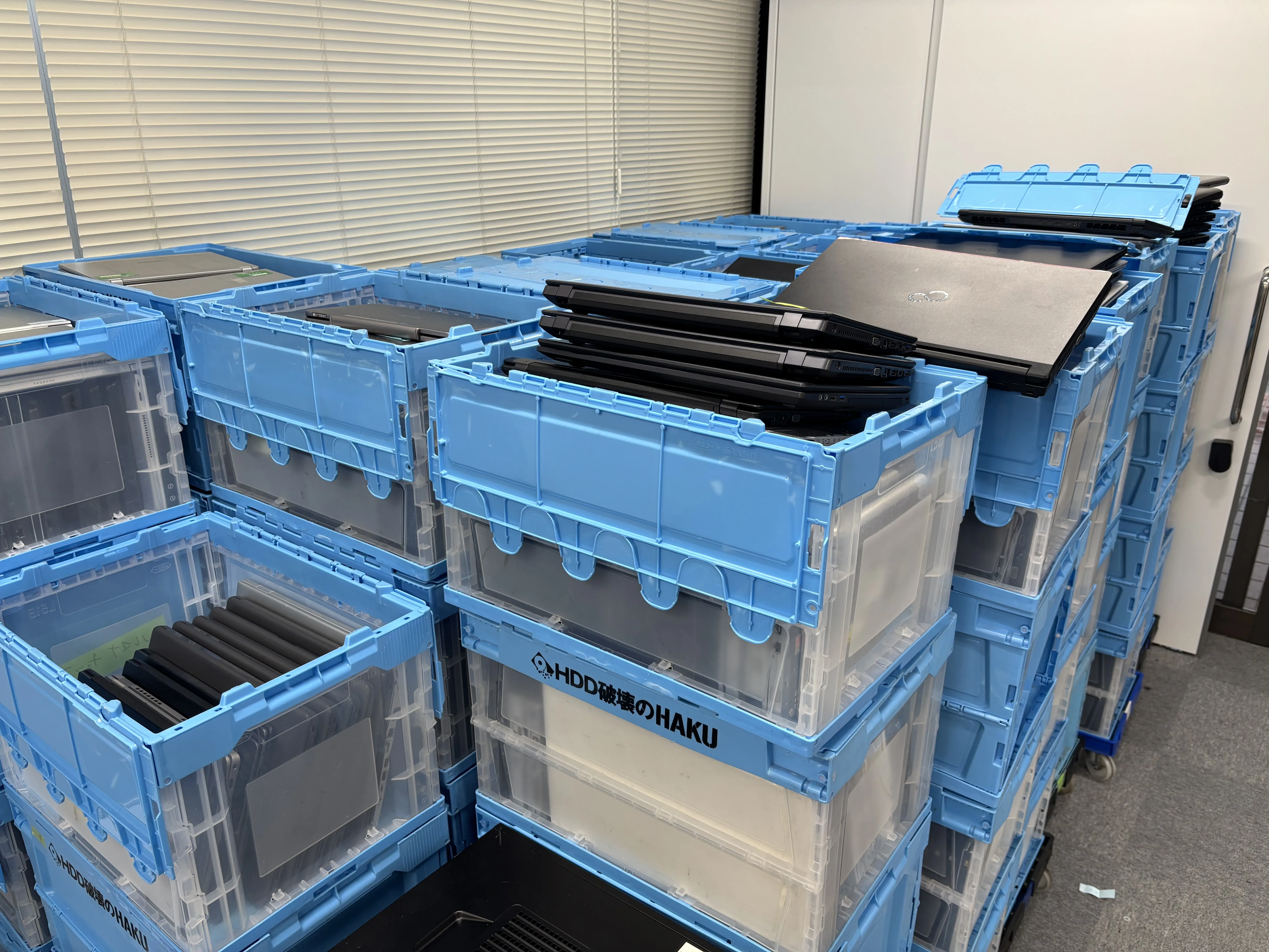 回収された大量のパソコン