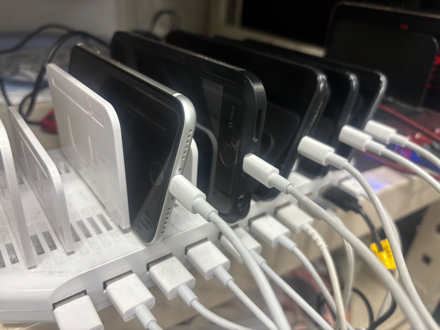 スマートフォンのデータ消去作業風景