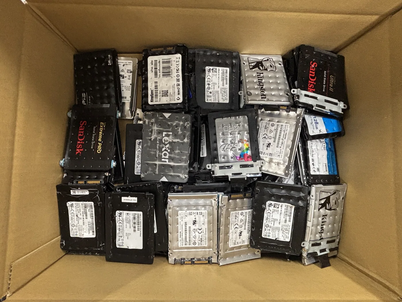 ストレージパンチャーで多点穿孔処理を行ったSSD。表面全体に規則的な穿孔痕が確認できる