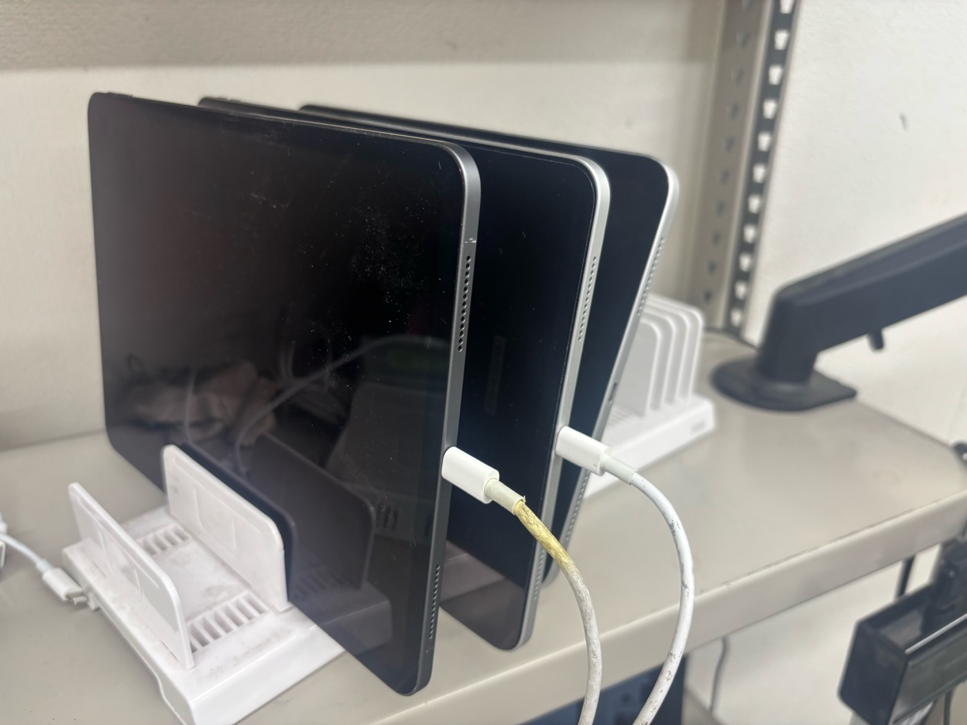 タブレットのデータ消去作業風景